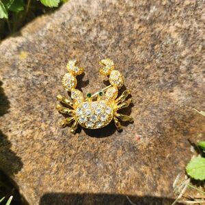 Adorable rhinestone crab brooch